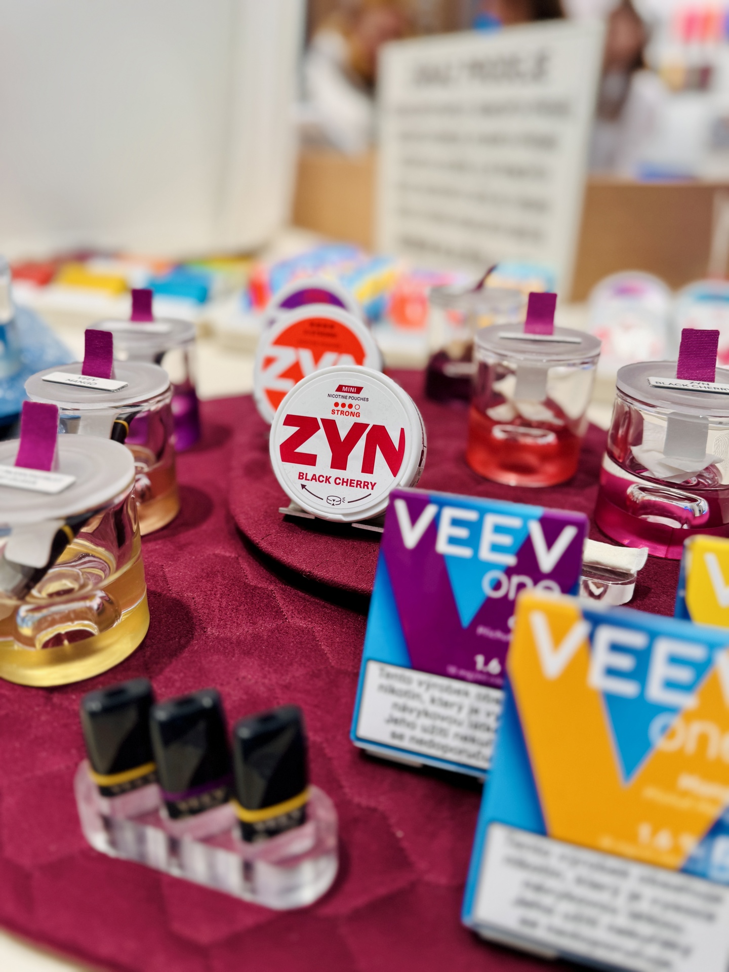 VEEV ONE vs IQOS vs ZYN: Moje zkušenosti s vapingem, zahřívaným tabákem a nikotinovými sáčky